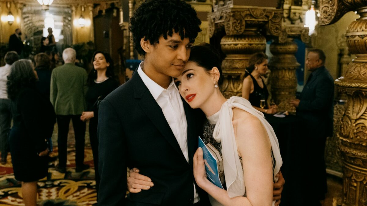 Kobieta ze swoim partnerem na teatralnym korytarzu.