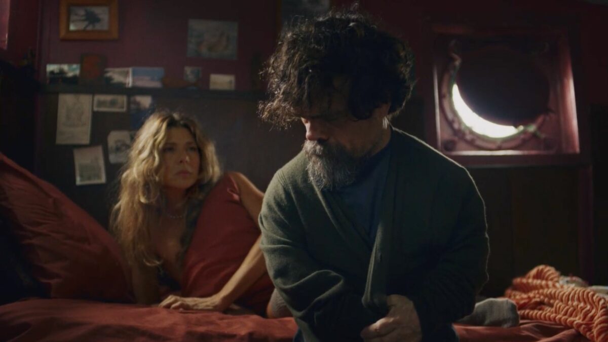 Mężczyzna przy łóżku na którym leży kobieta.