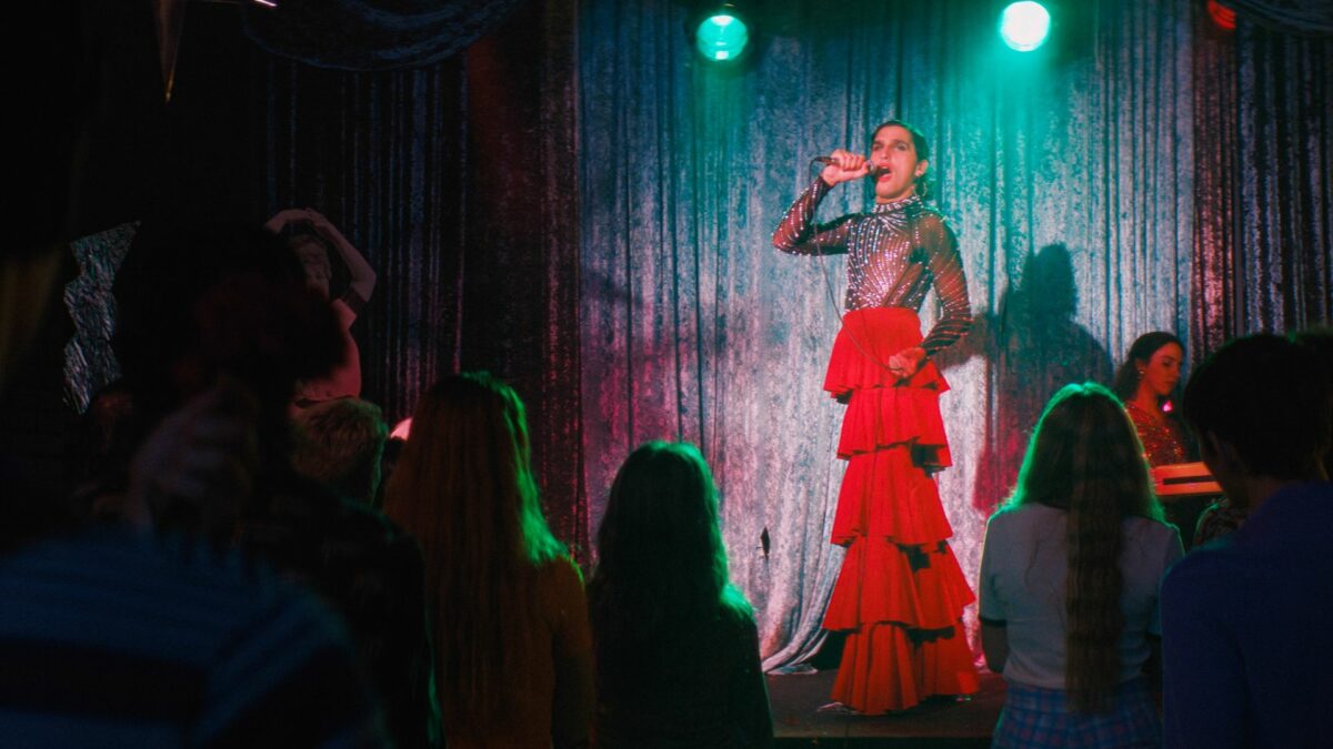 Chłopak występujący na scenie drag queen.