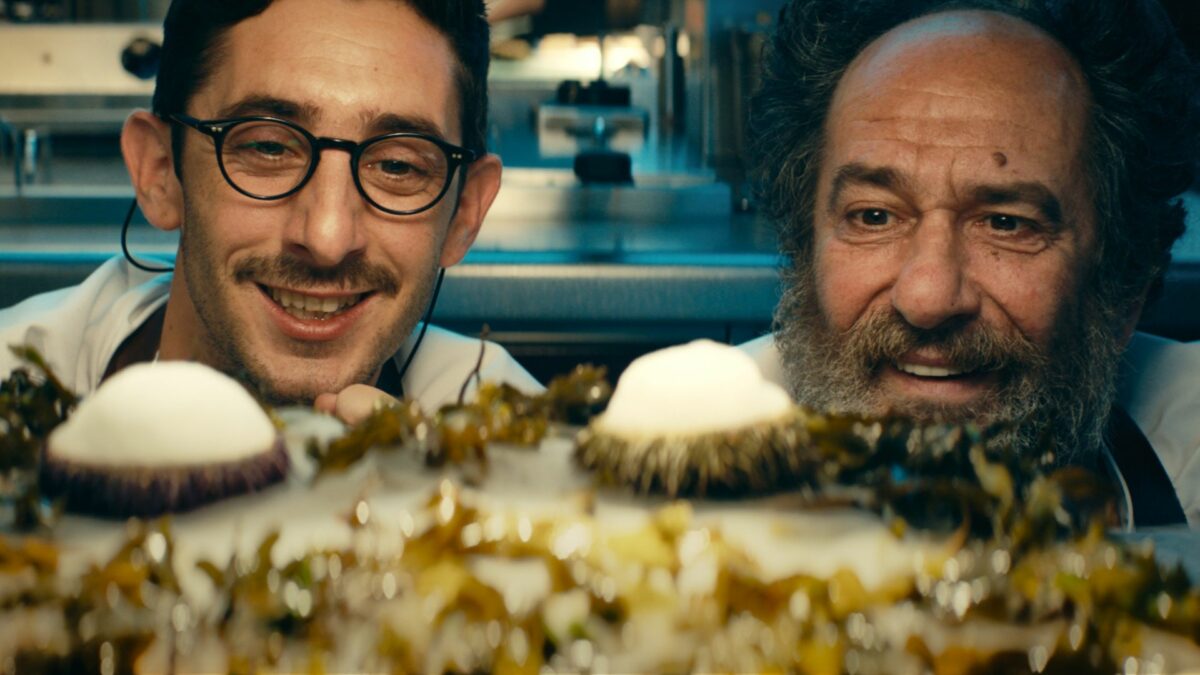 Kadr przedstawiający kucharzy podziwiających swoje danie.