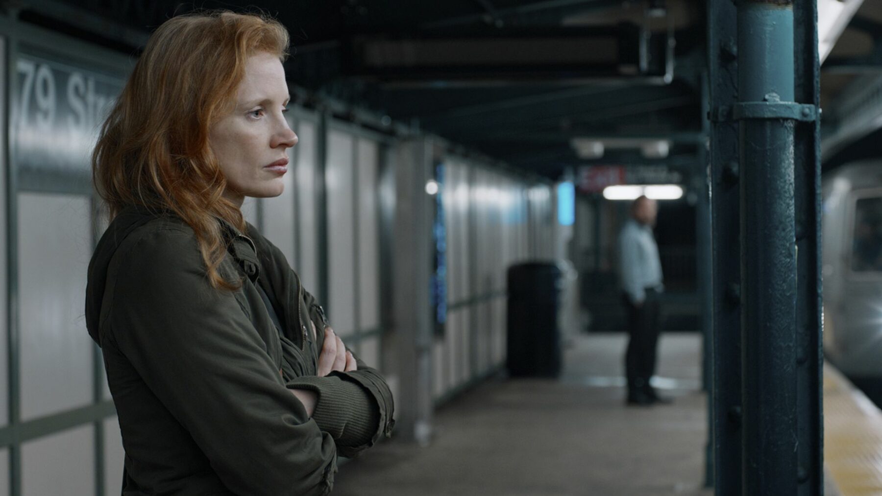 Kobieta stojąca na peronie metra.