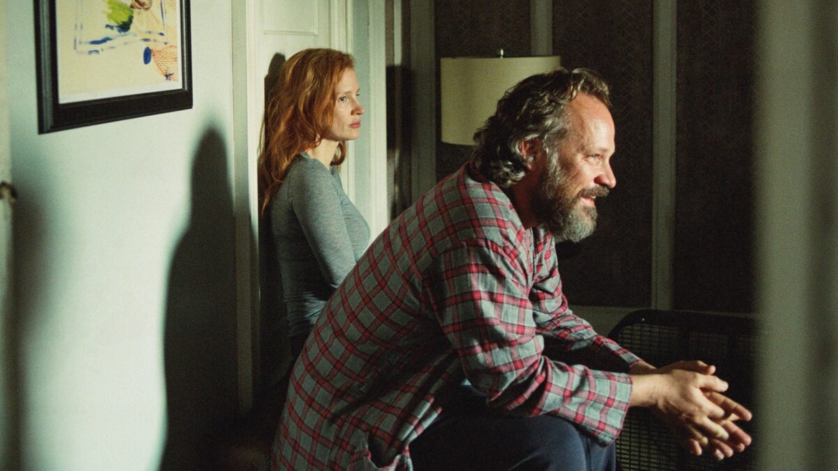 Kobieta i mężczyzna prowadzą spokojną rozmowę w domu.