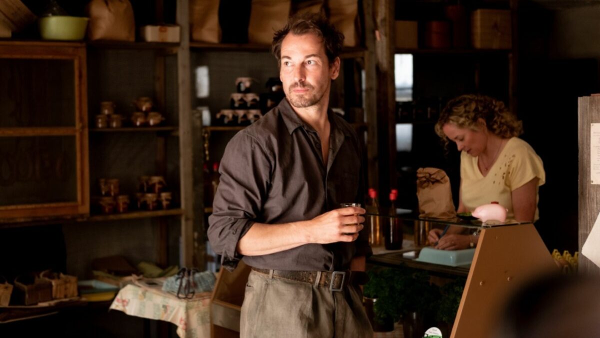 Mężczyzna przy ladzie w sklepie.