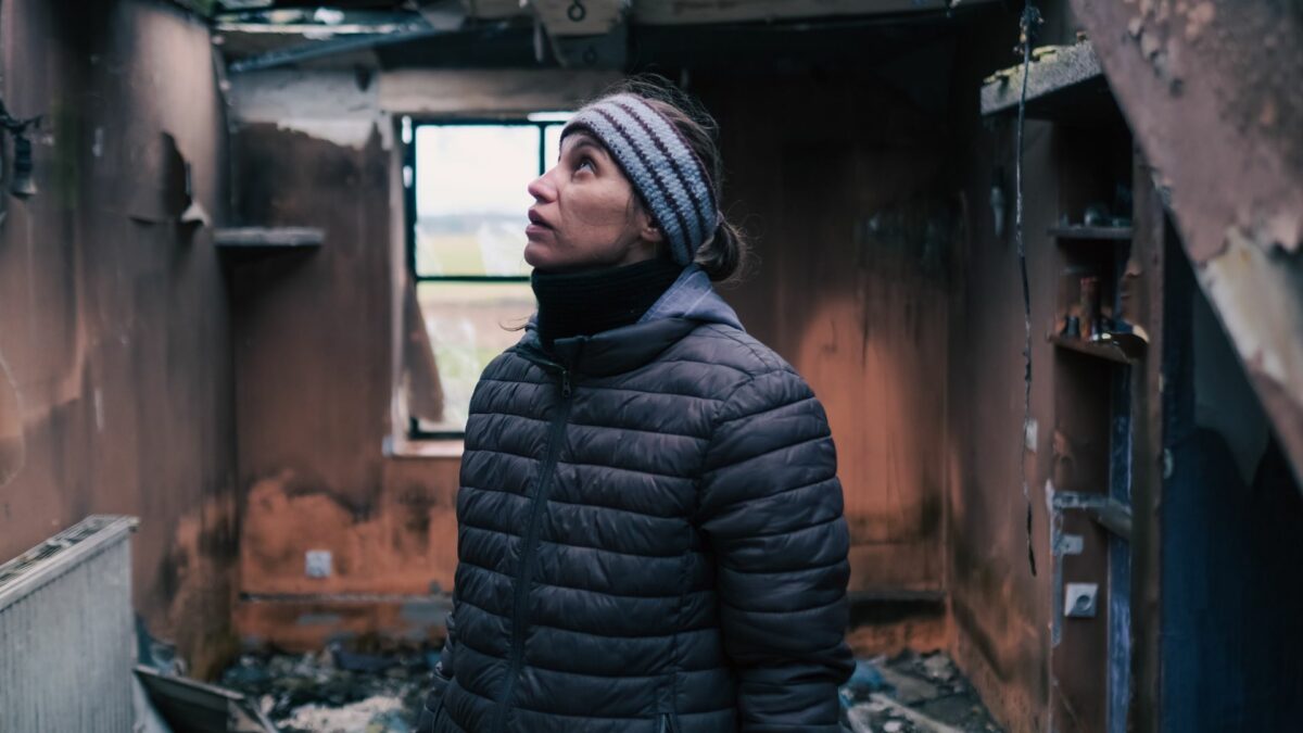 Kobieta w zrujnowanym domu.