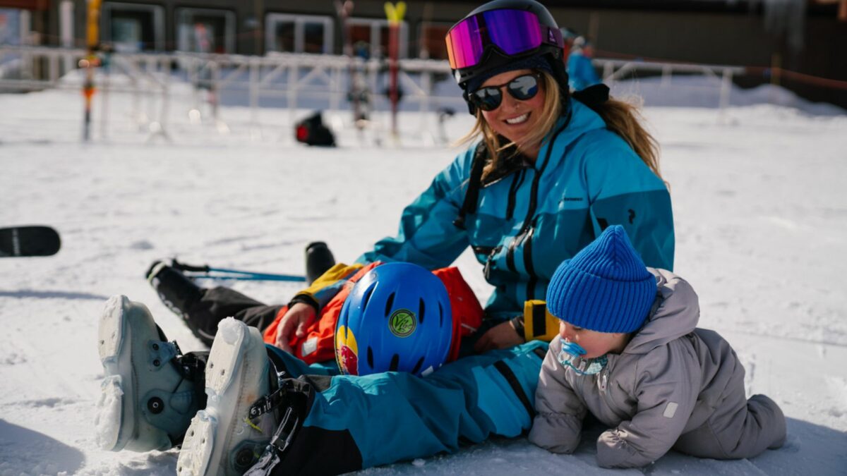 Kobieta z dziećmi w górach zimową porą.