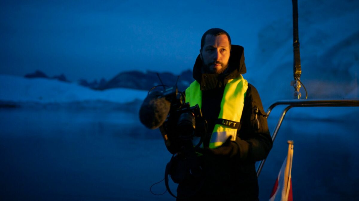 Realizator filmowy w kamizelce kuloodpornej.