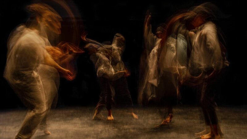 Kadr przedstawia grup e tancerzy na scenie.