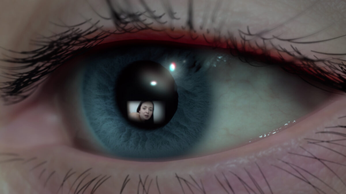 Portret kobiety odbijający się w źrenicy ludzkiego oka