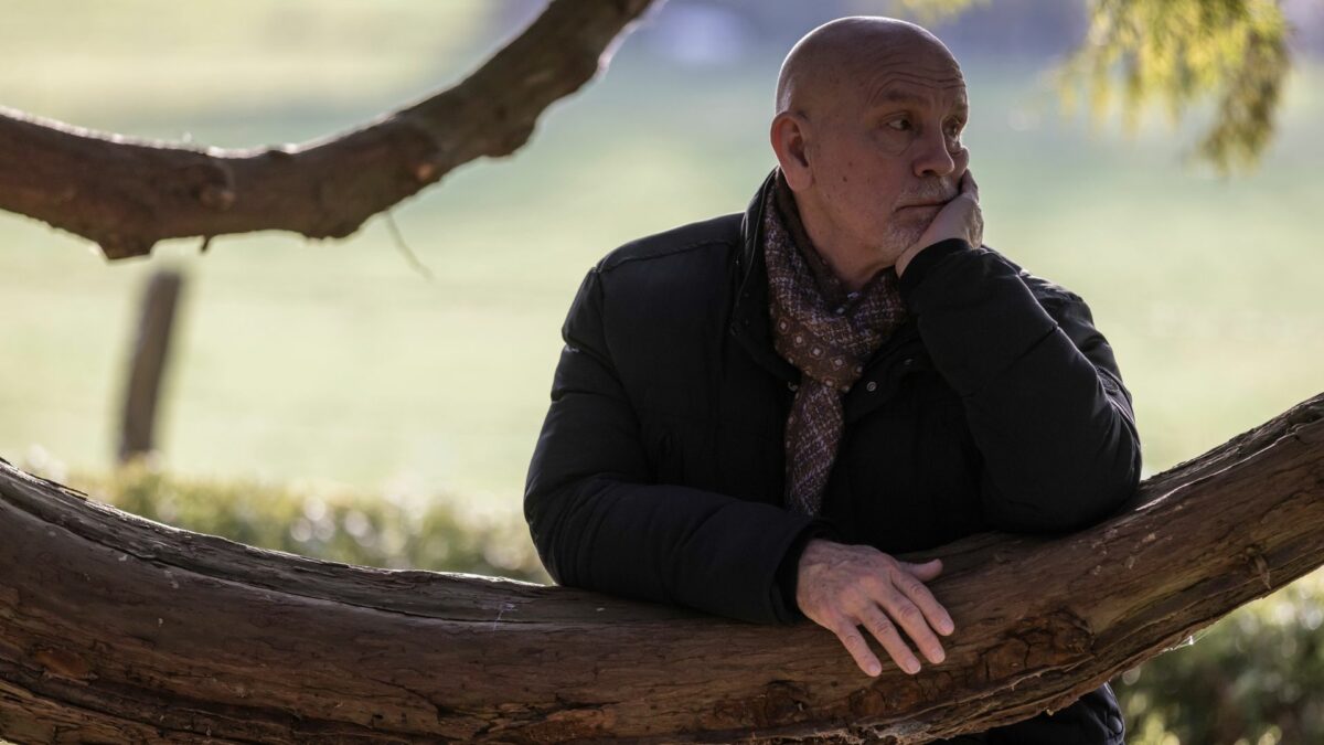 portret zamyślonego mężczyzny.