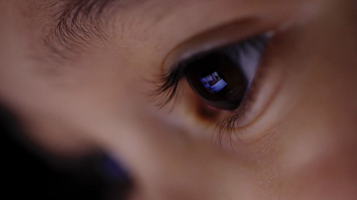 Treści wyświetlane na ekranie odbijają się w ludzkim oku