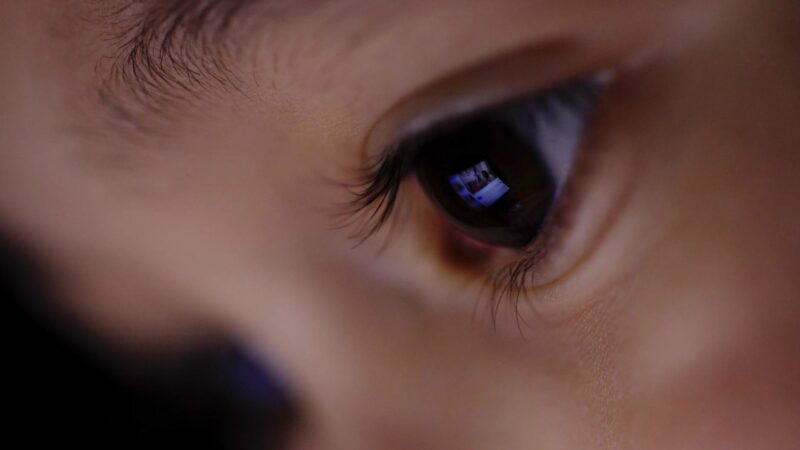 Treści wyświetlane na ekranie odbijają się w ludzkim oku