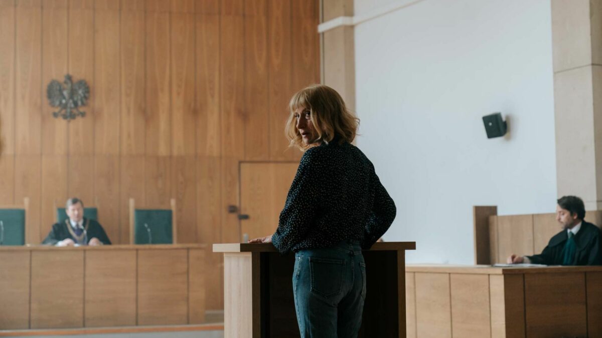 Kobieta na przesłuchaniu, odwraca się w stronę widowni.