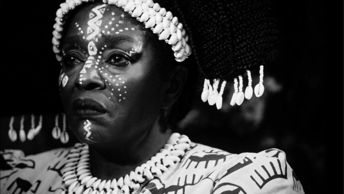 Starsza kobieta w tradycyjnym stroju swojego plemienia.