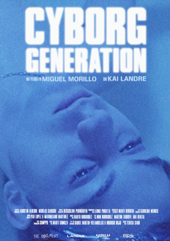 Plakat przedstawiający twarz leżącego chłopaka oświetloną niebieskim światłem, a na górze widnieje tytuł "Cyborg Generation"