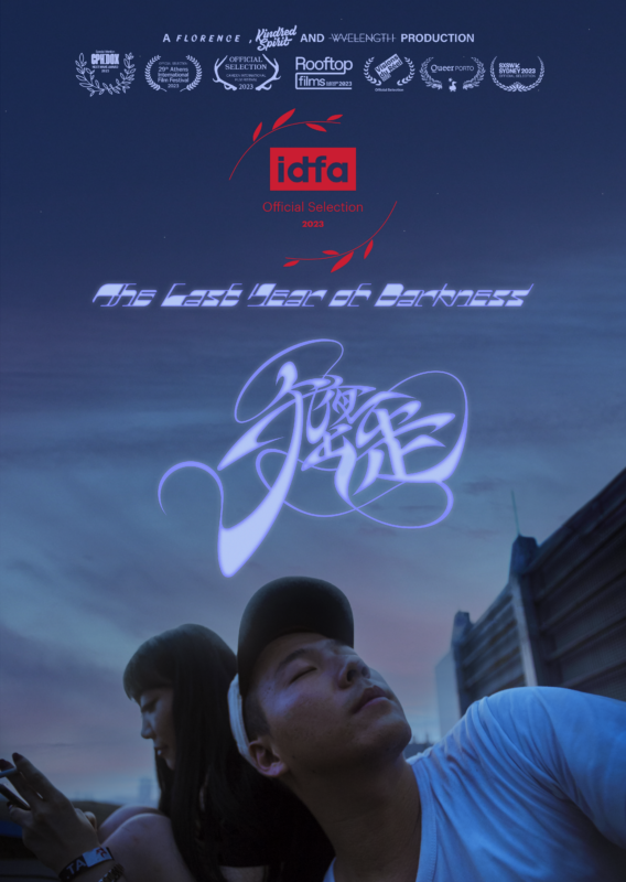 Plakat z kobietą i mężczyzną zamykającym oczy, a w tle widnieje blokowisko