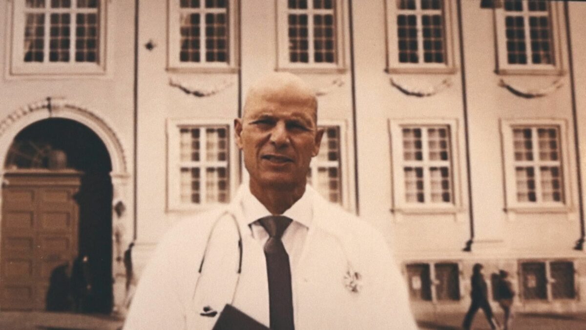 Portret mężczyzny w fartuchu lekarskim