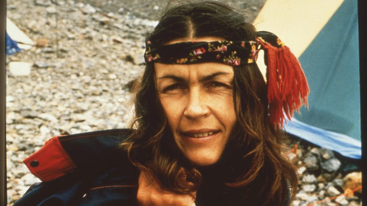 Młoda Wanda Rutkiewicz podczas górskiej wyprawy.