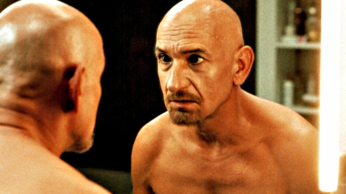 Mężczyzna przeglądający się w lustrze.