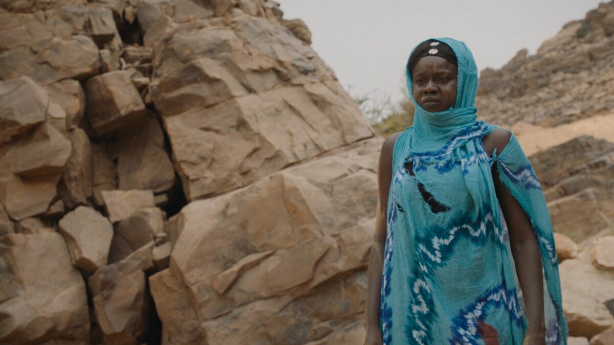 Samotna kobieta w surowym klimacie skał i pustyni.