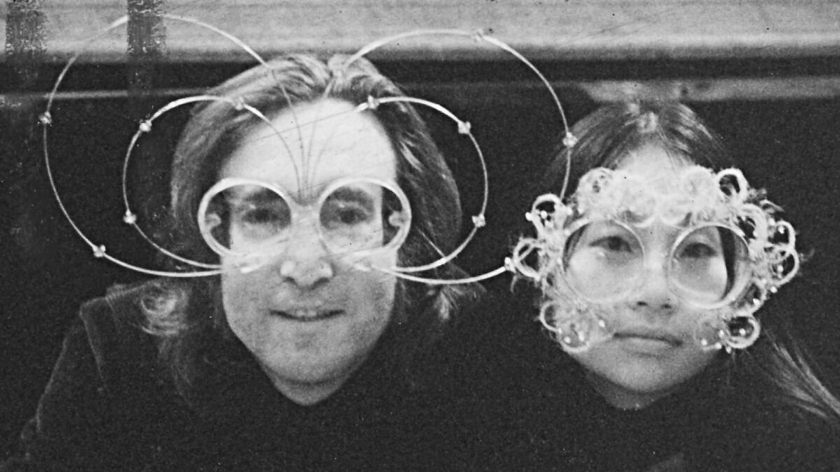 Czarno-biały kadr przedstawiający mężczyznę i kobietę z zabawnymi okularami
