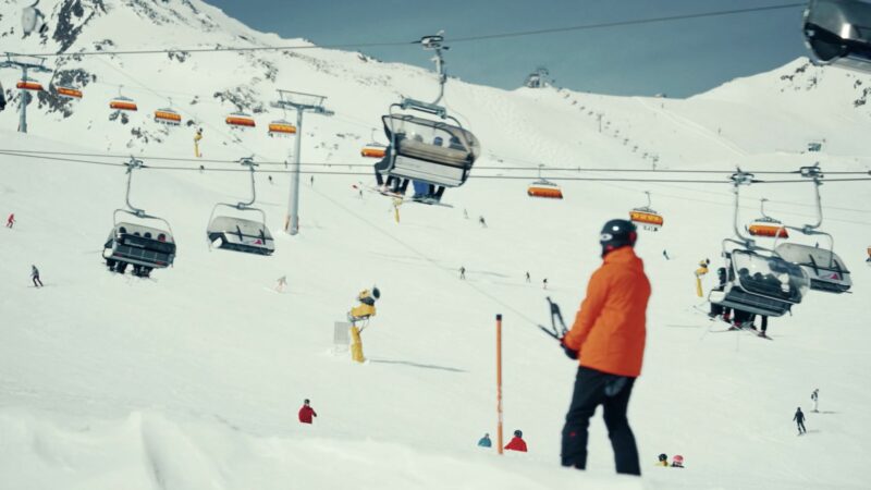 Ośnieżony stok narciarski z wyciągami i narciarzami