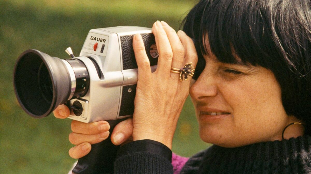 Kadr z bohaterką kręcącą film na kamerze Bauer