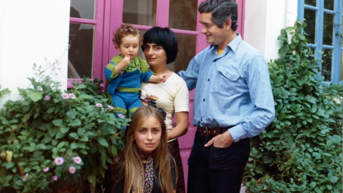 Kadr z bohaterką w towarzystwie dziecka na jej ramionach, mężczyzny i młodszej kobiety