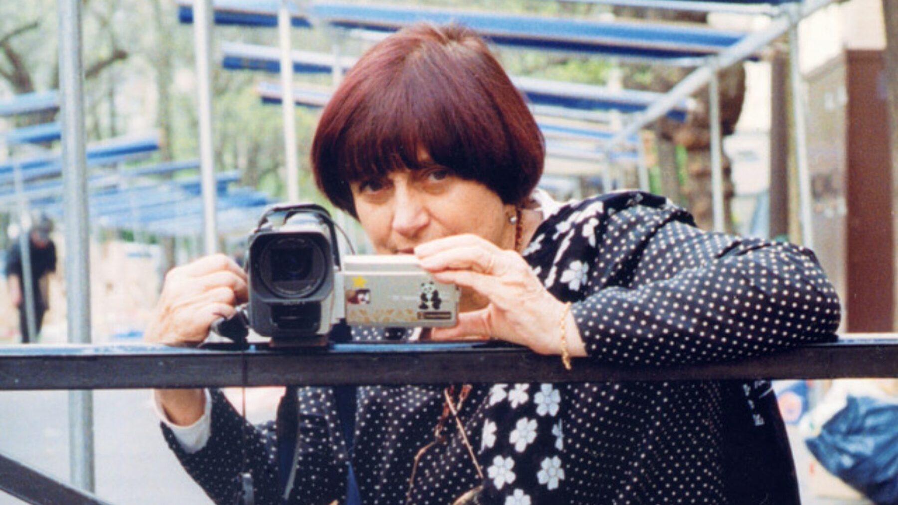 Kadr z bohaterką kręcącą film na kamerze