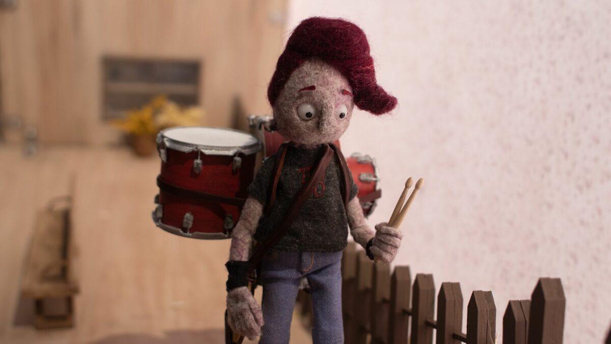 Kadr z animacji przedstawiający postać z bębenkiem.