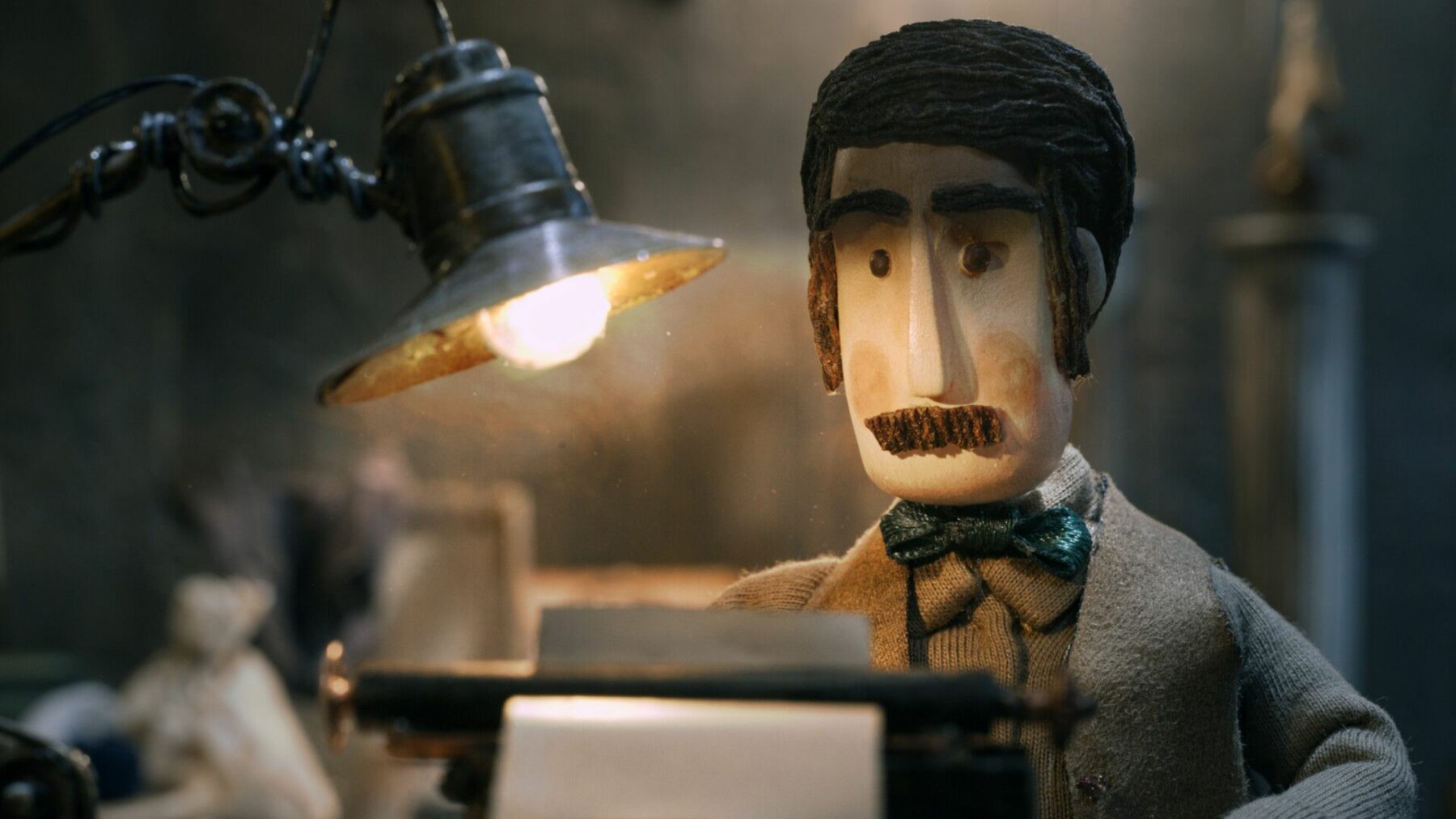 Kadr z animacji z męską postacią przy maszynie do pisania.