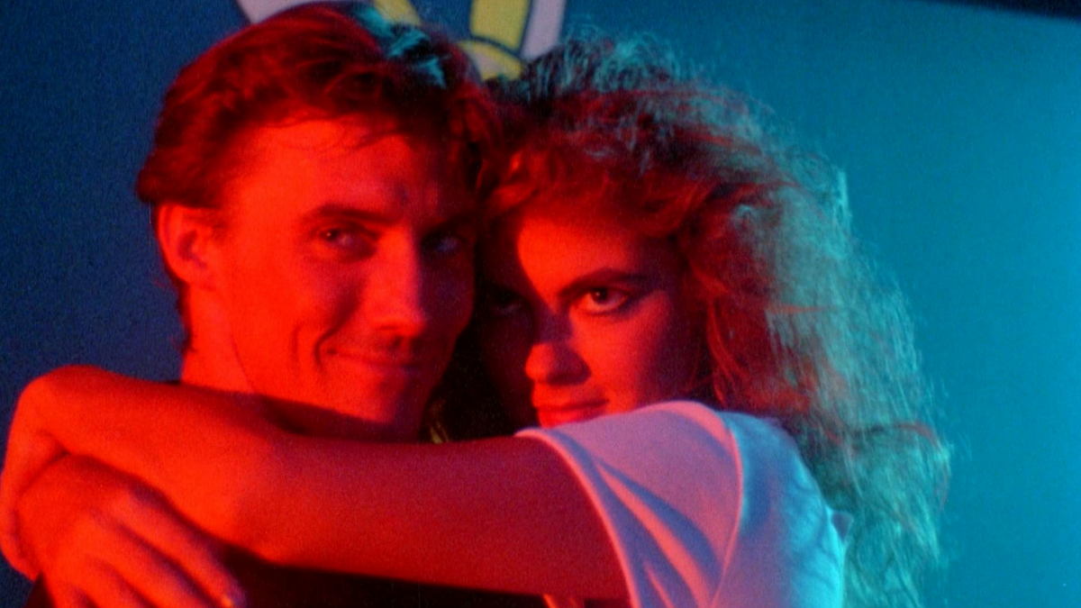 Dziewczyna przytulona do chłopaka.