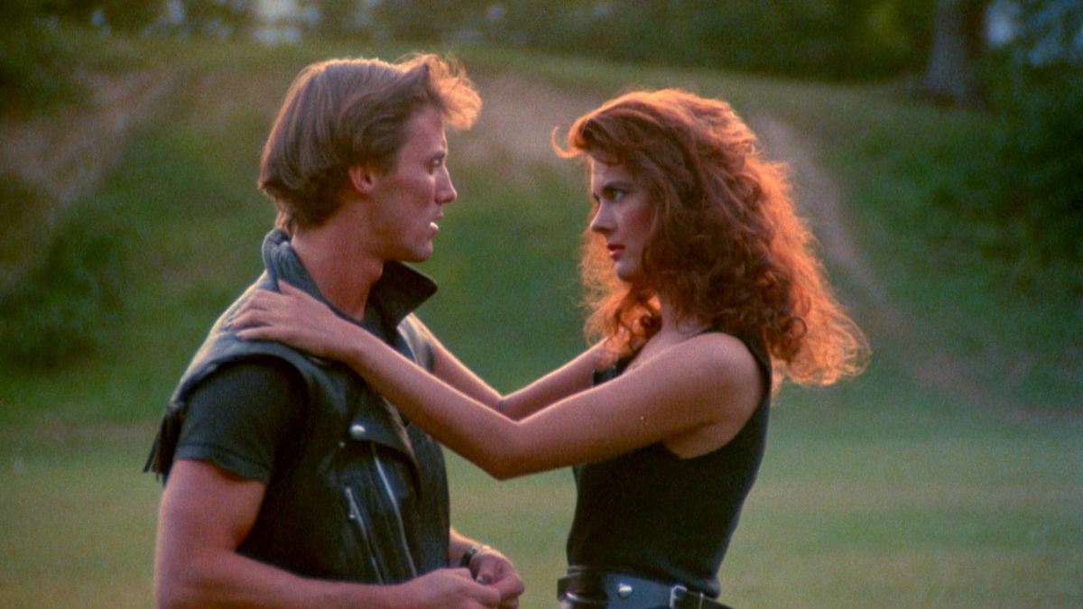 Dziewczyna obejmuje chłopaka.