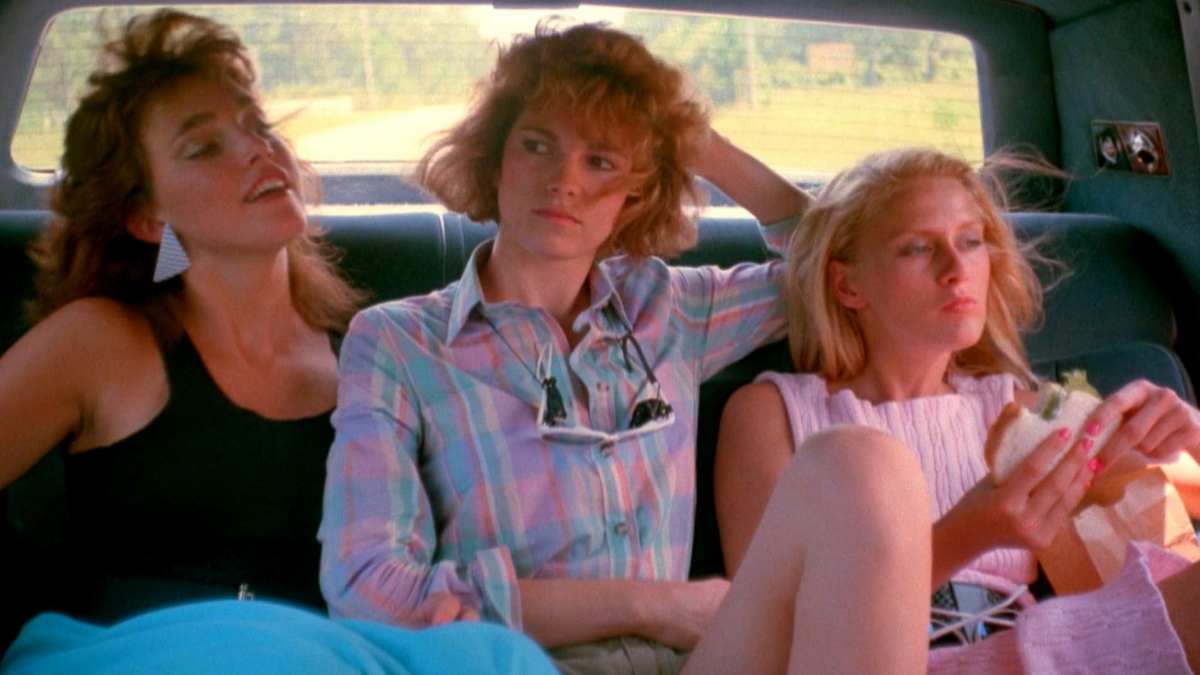 Trzy młode dziewczyna na tylnym siedzeniu w samochodzie,