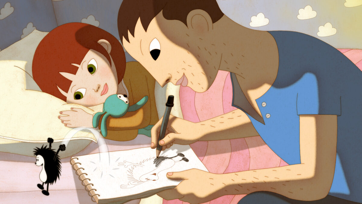 Kadr z bajki przedstawiający ojca rysującego jeża dla swojej córeczki.