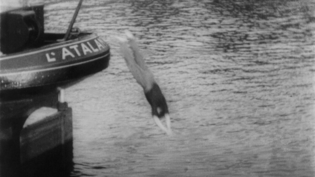 Mężczyzna skaczący do wody ze statku.