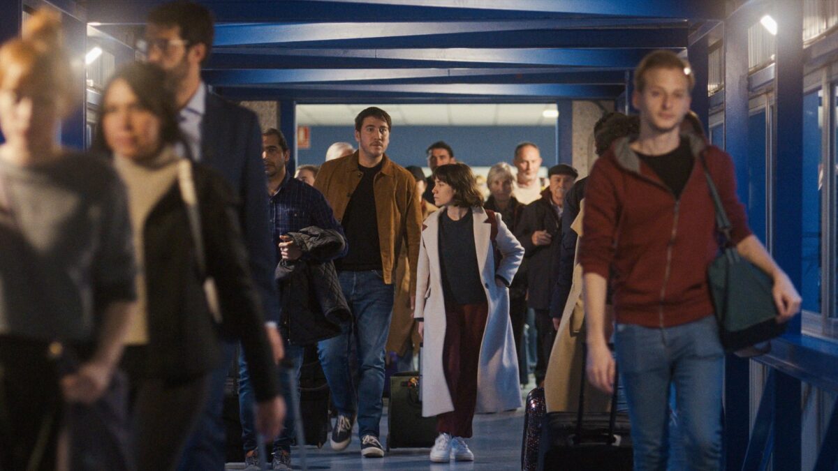 Zbliżenie na parę na zatłoczonym dworcu.