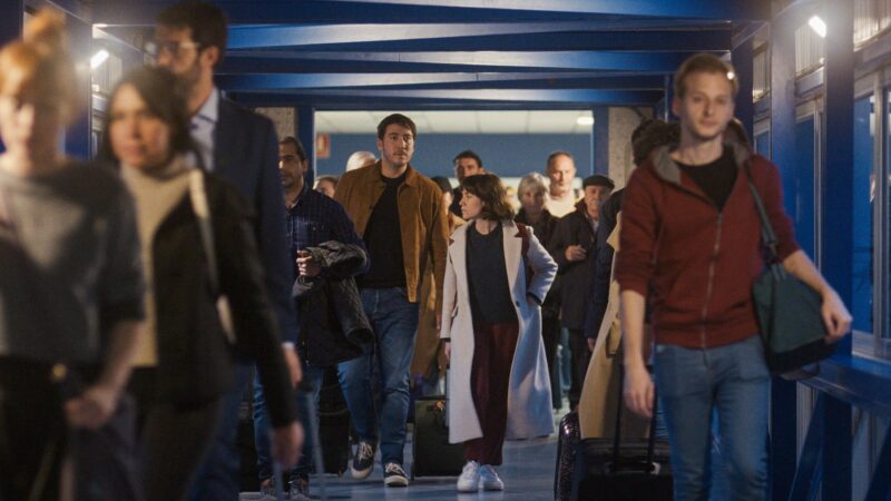 Zbliżenie na parę na zatłoczonym dworcu.