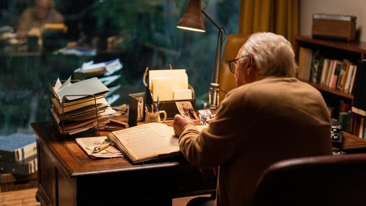 Starszy mężczyzna przy biurku.