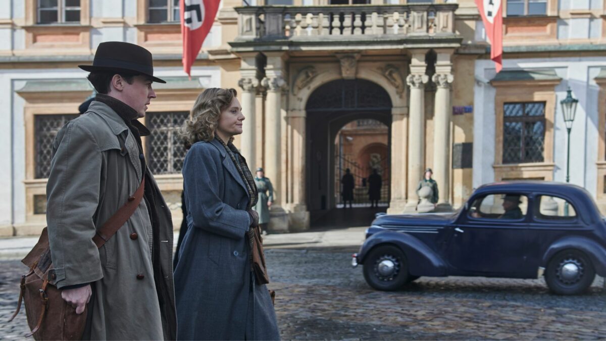 Mężczyzna w towarzystwie kobiety na spacerze.