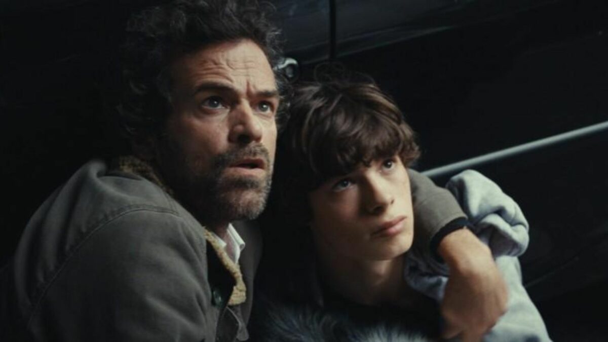 Ojciec przytula syna.