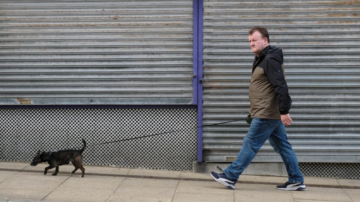 Mężczyzna na spacerze z psem.