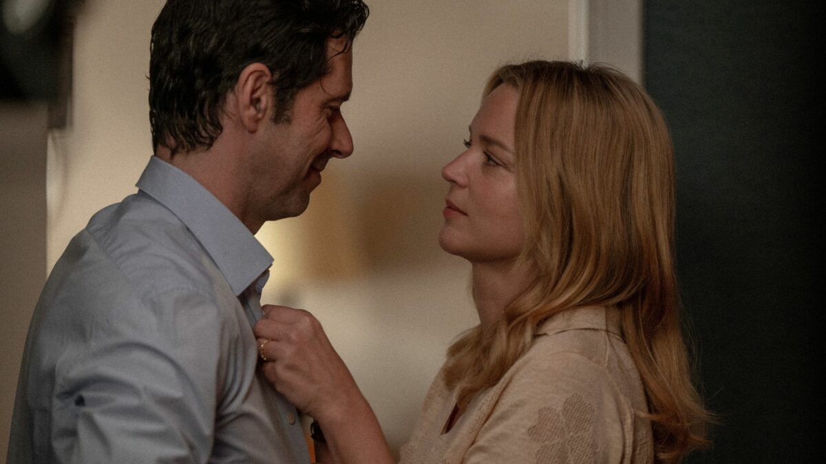 Kobieta wiąże krawat mężowi.