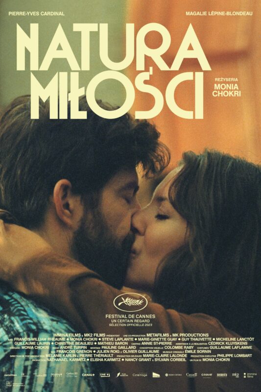 Plakat przedstawia całującą się parę.