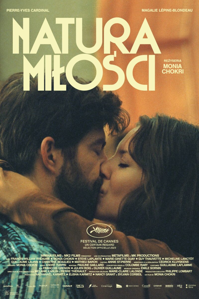 Plakat przedstawia całującą się parę.