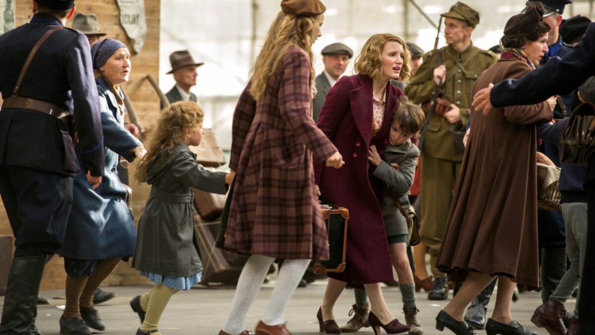 Tłum ludzi uciekających przed bombardowaniem.