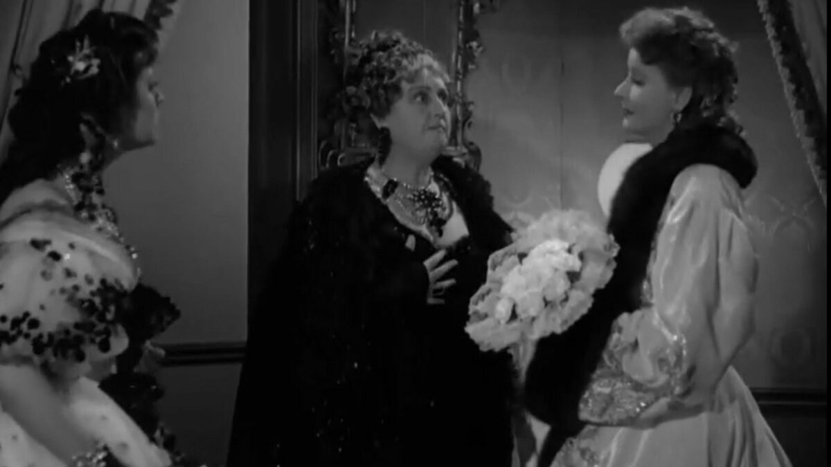 Trzy kobiety na wystawnym balu.