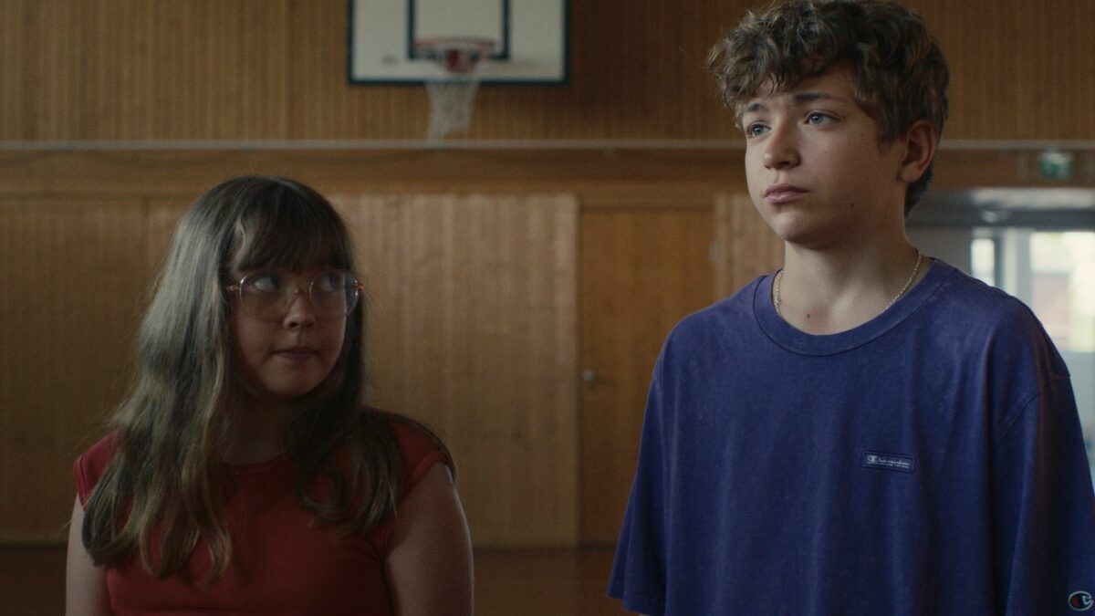 Chłopaka i dziewczyna w sali gimnastycznej.