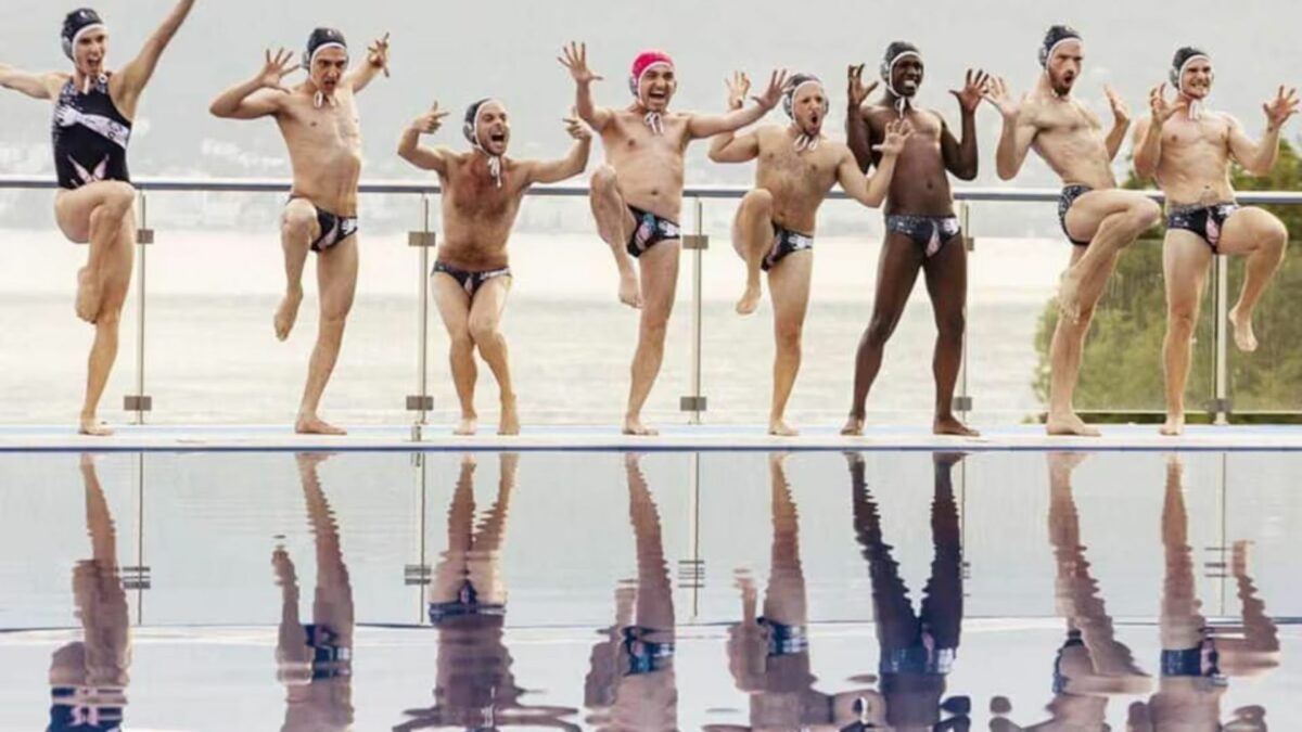 Drużyna przed zawodami piłki wodnej.