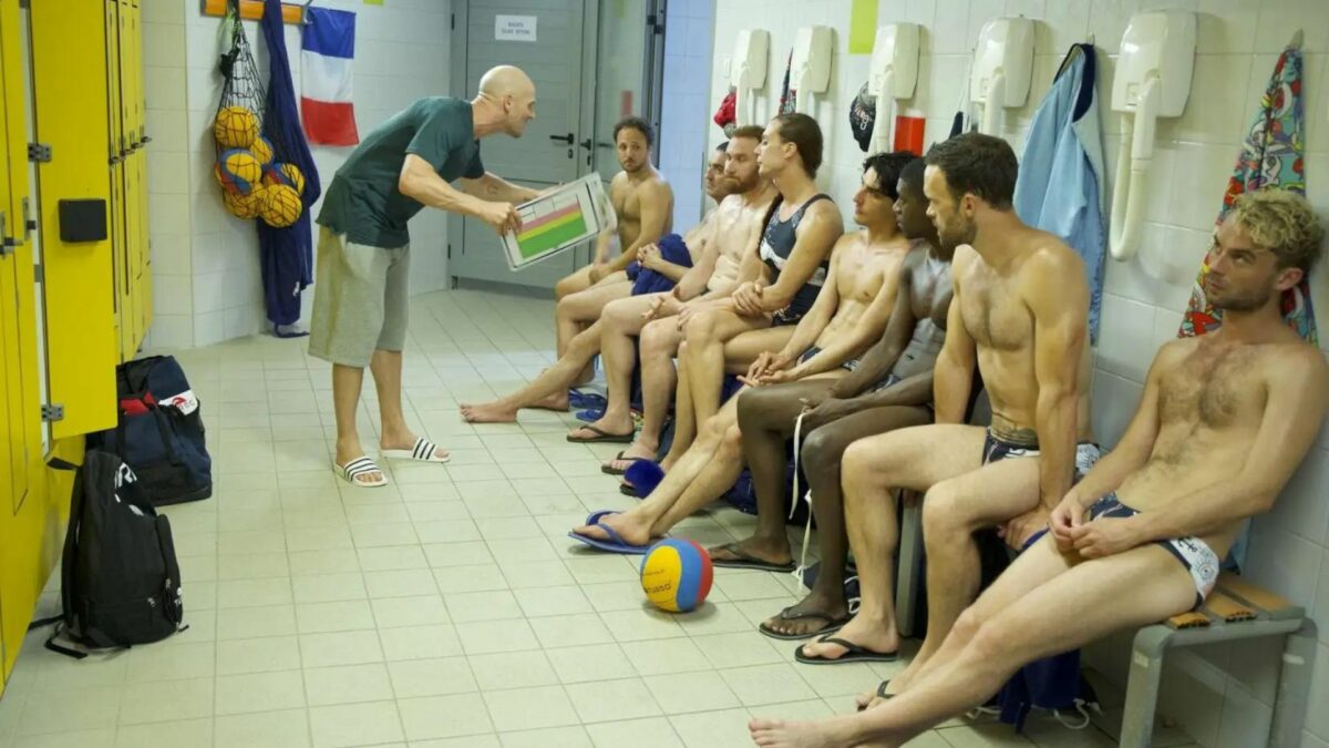 Trener motywujący zawodników w szatni.