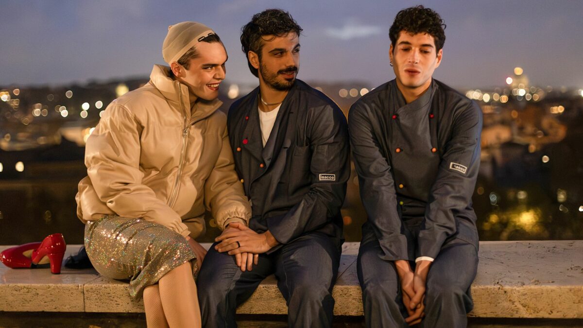 Trójka znajomych imprezująca na mieście.